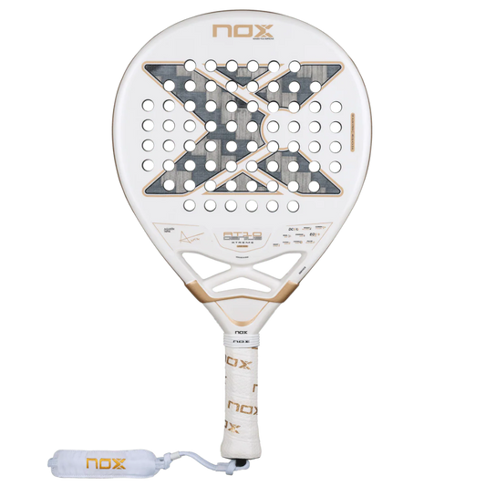 Pala de pádel Nox AT10 Luxury Genius 12K Alum 2026 de Agustín Tapia en color blanco y oro. Molde de lagrima de maximo control y polivalencia, con carbono 12K y sistema antivibraciones 