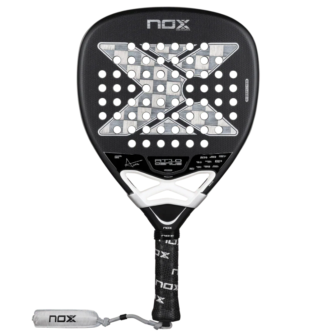 Pala de pádel Nox AT10 Luxury Genius ATTACK 18K Alum 2026 de Agustín Tapia en color negro y blanco. Formato de diamante de alta potencia, cara de carbono aluminizado 18K y superficie rugosa para efectos.
