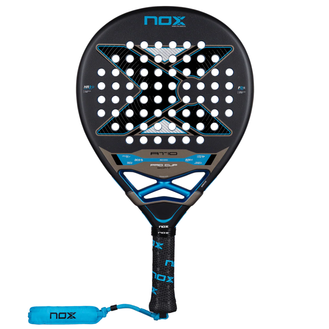 Pala de pádel Nox AT10 Pro Cup Soft 2026, de Agustin Tapia en color negro y azul. Molde redondo clasico con goma blanda Soft para un tacto muy confortable, amortiguacion de impactos y gran control. 
