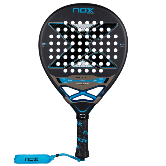 Pala de pádel Nox AT10 Pro Cup Soft 2026, de Agustin Tapia en color negro y azul. Molde redondo clasico con goma blanda Soft para un tacto muy confortable, amortiguacion de impactos y gran control. 