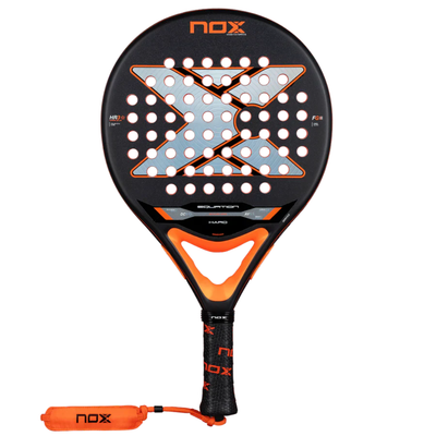 Pala de pádel Nox Equation Hard Advanced 2026 en color negro con detalles naranja. Formato redondo de gran control, con goma mas densa y rigida para jugadores que buscan un tacto firme. 