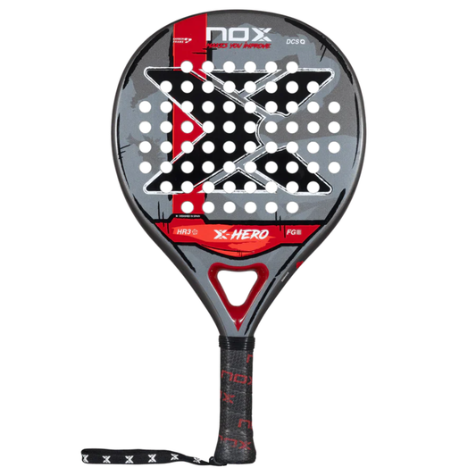 Pala de pádel Nox X-Hero red 2026 en color negro y gris con llamativos detalles rojo. Diseño redondo enfocado en juego de precision, tacto confortable y alta manejabilidad en defensa. 