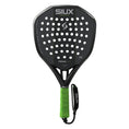 Cargar la imagen en la vista de la galería, Pala de pádel SIUX Fenix Pro negra con grip verde, forma diamante, vista frontal con cordón de muñeca
