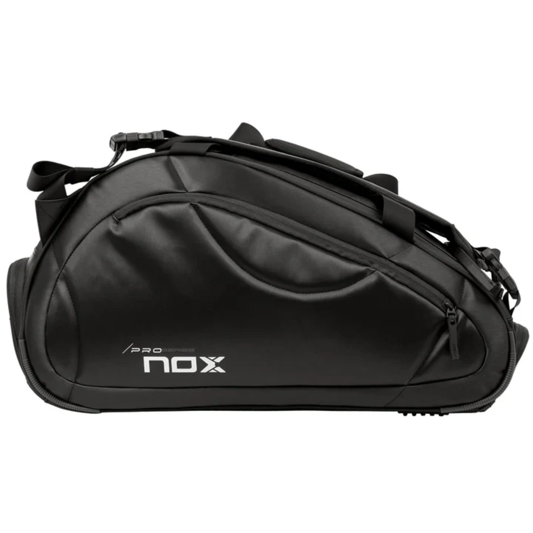 Paletero de pádel Nox Pro Series en color negro. Bolsa de gran capacidad con compartimentos ventilados para tenis, bolsillos laterales rígidos y correas ergonómicas para mochila.   