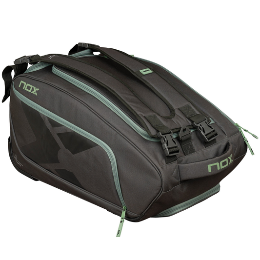 Paletero tipo trolley Nox AT10 Competition de Agustin Tapia en color negro con detalles verde menta. Maleta de pádel con ruedas, asa extensible y compartimento para múltiples palas. 