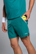 Cargar la imagen en la vista de la galería, Short Nox Pro Verde en uso- Demostracion de bolsillo funcional para pelotas de padel 

