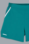 Cargar la imagen en la vista de la galería, Detalle de costuras y logo Nox en short de pádel Verde- Ropa oficial Nox Padel Mexico  
