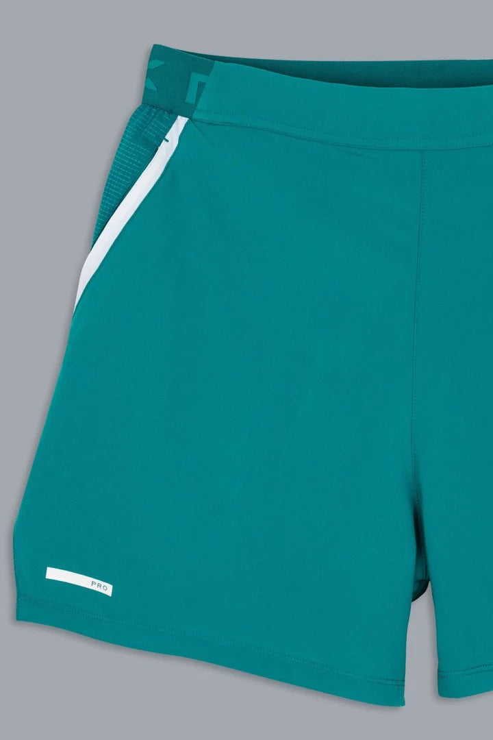 Detalle de costuras y logo Nox en short de pádel Verde- Ropa oficial Nox Padel Mexico  