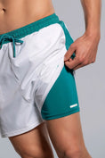 Cargar la imagen en la vista de la galería, Detalle de short interior Verde Hiedra bajo capa blanca-Soporte y confort en cada movimiento 
