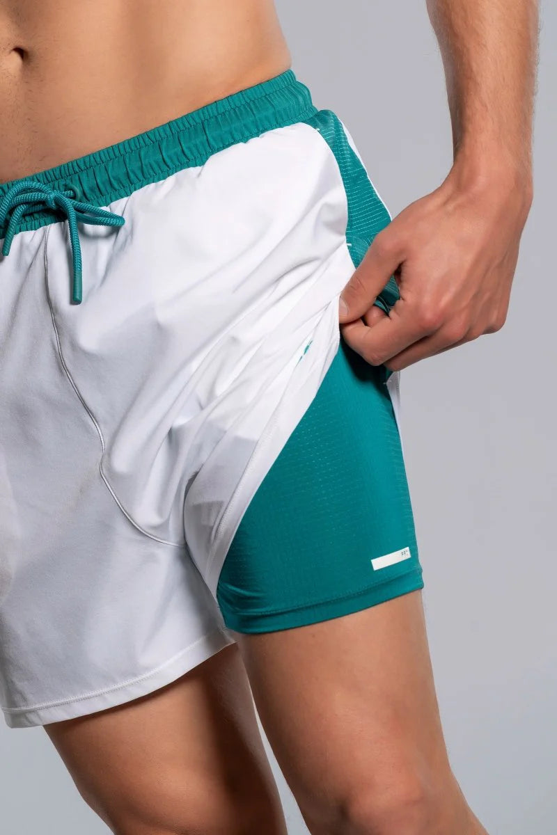 Detalle de short interior Verde Hiedra bajo capa blanca-Soporte y confort en cada movimiento 