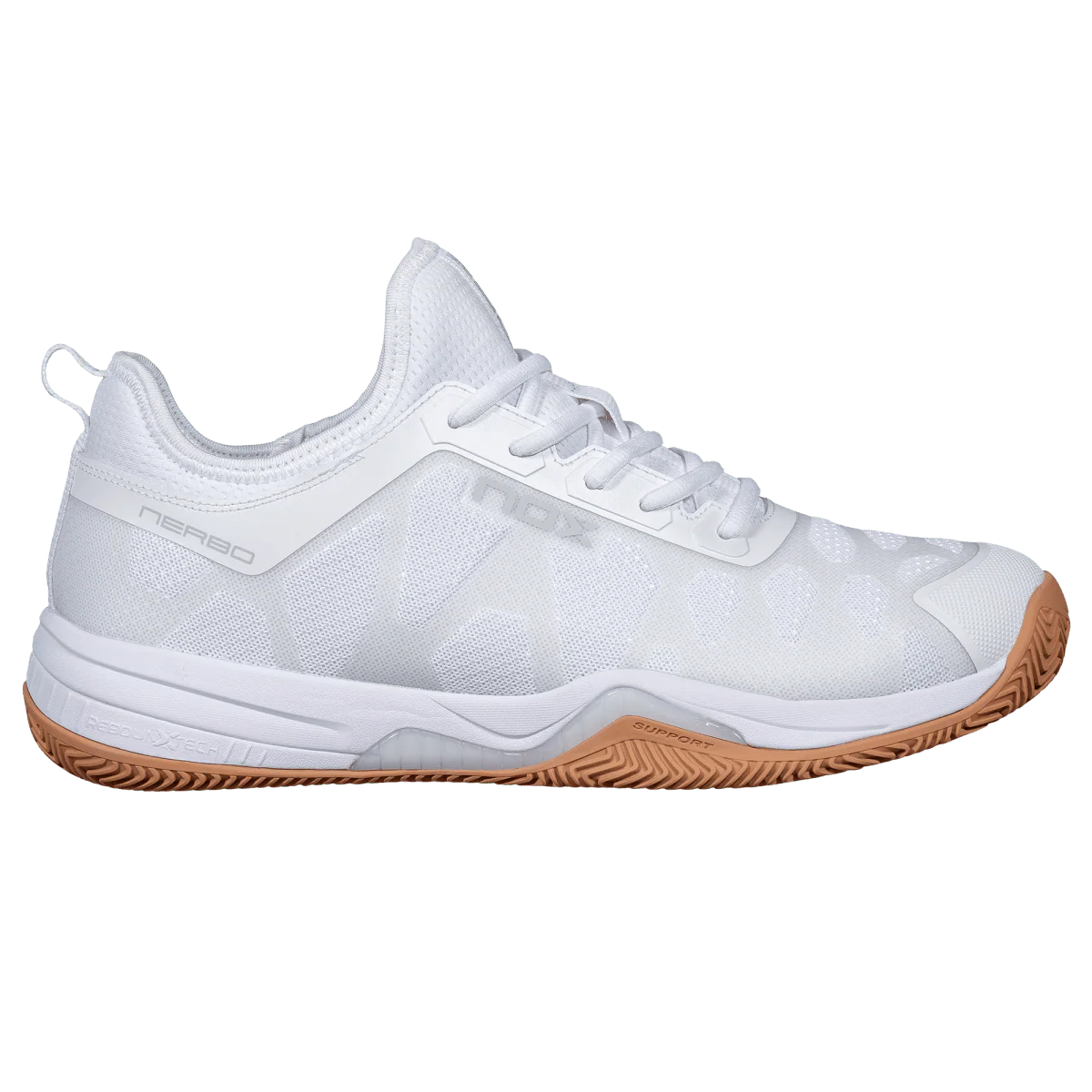 Tenis de pádel Nox Nerbo de la colección 2026 en color blanco impecable destacando su suela técnica color caramelo.