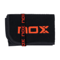 Load the image into the gallery view, Toalla deportiva de algodón marca Nox en color negro con el logotipo de la marca estampado en color rojo.
