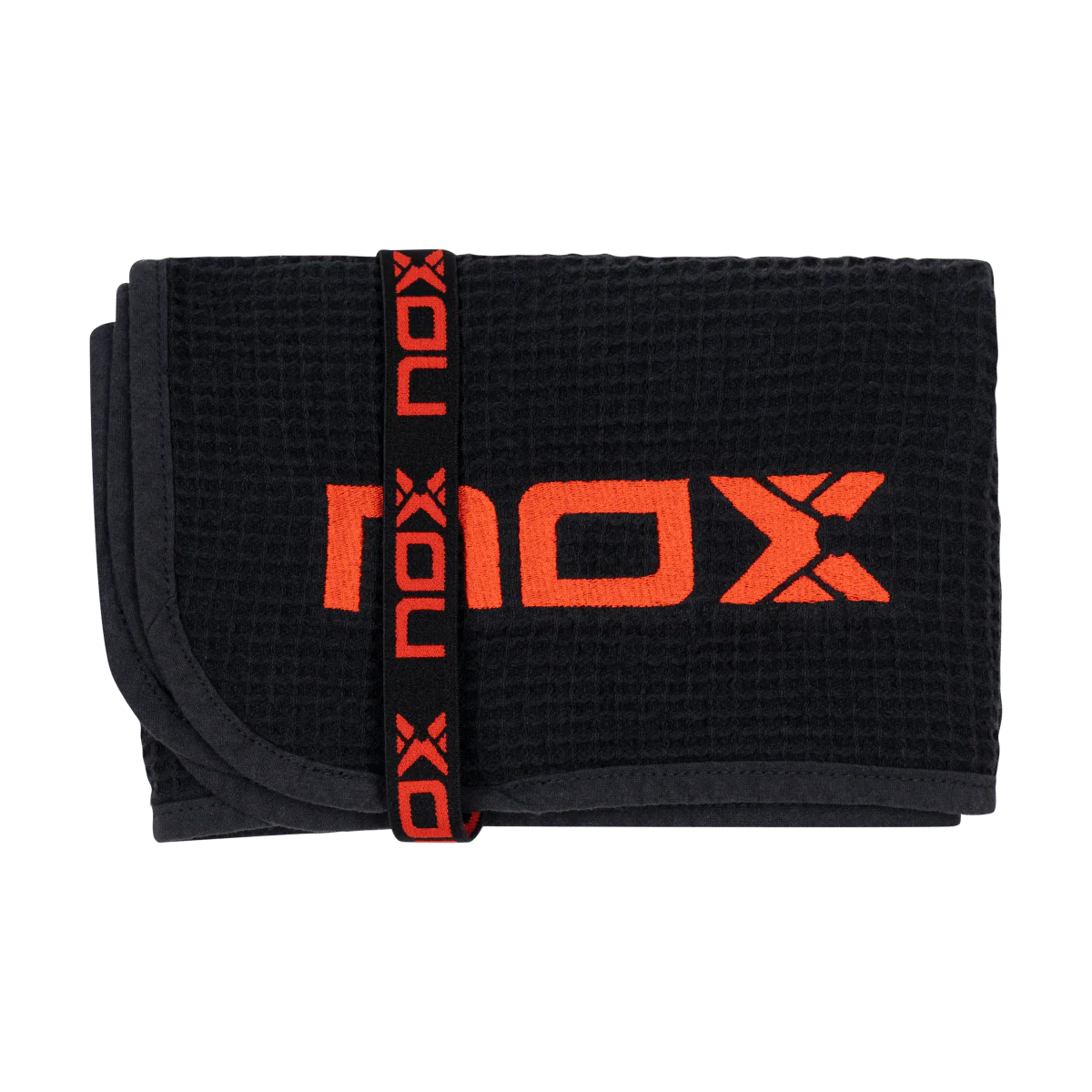 Toalla deportiva de algodón marca Nox en color negro con el logotipo de la marca estampado en color rojo.