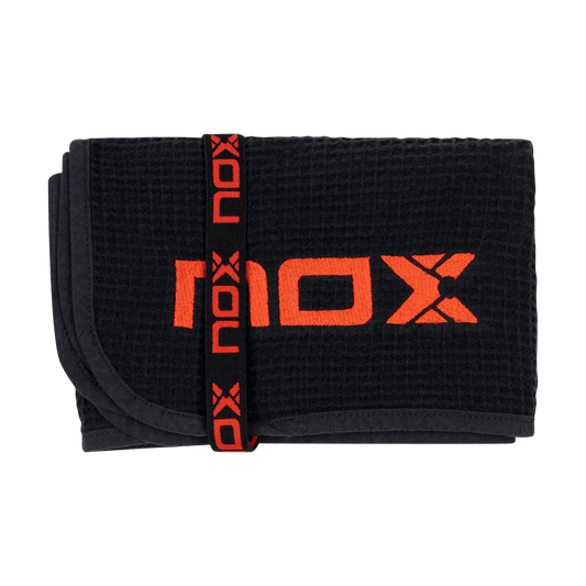 Toalla deportiva de algodón marca Nox en color negro con el logotipo de la marca estampado en color rojo.